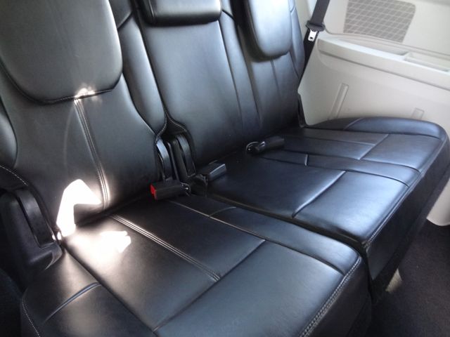 Thumbnail: 2013 Chrysler Town & Country - 24