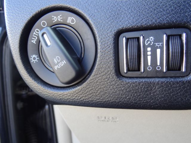 Thumbnail: 2013 Chrysler Town & Country - 28