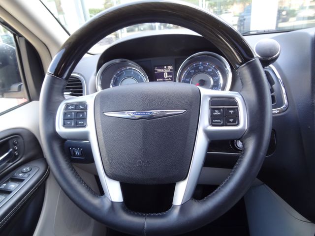 Thumbnail: 2013 Chrysler Town & Country - 7