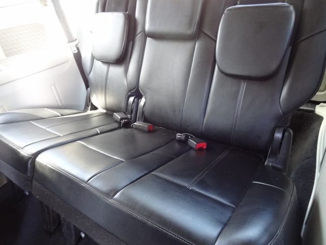 Thumbnail: 2013 Chrysler Town & Country - 19