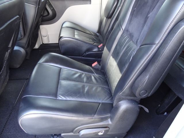 Thumbnail: 2013 Chrysler Town & Country - 10