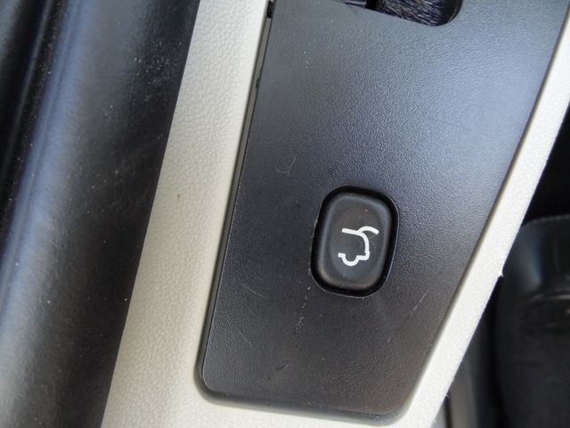 Thumbnail: 2013 Chrysler Town & Country - 23