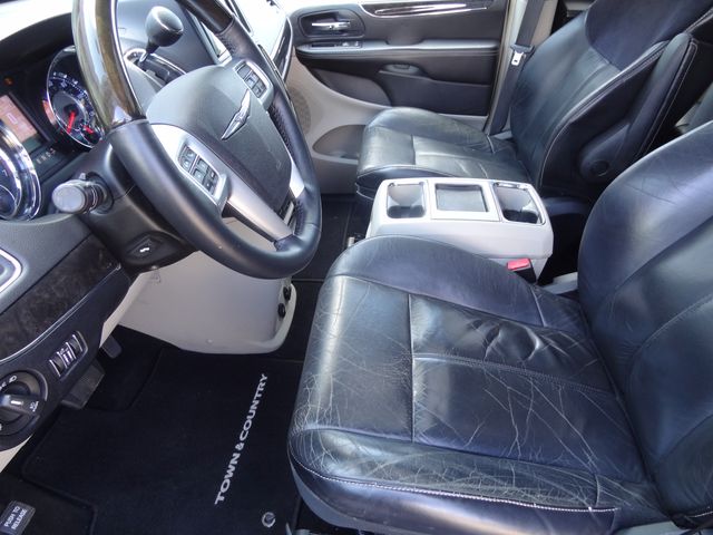 Thumbnail: 2013 Chrysler Town & Country - 8