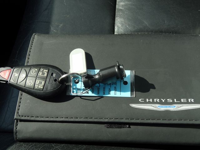 Thumbnail: 2013 Chrysler Town & Country - 14