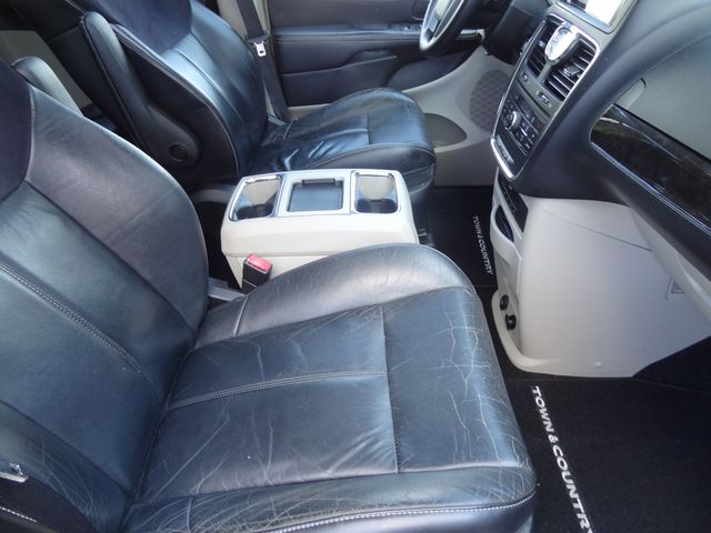 Thumbnail: 2013 Chrysler Town & Country - 25