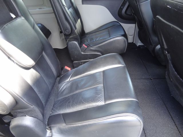 Thumbnail: 2013 Chrysler Town & Country - 9