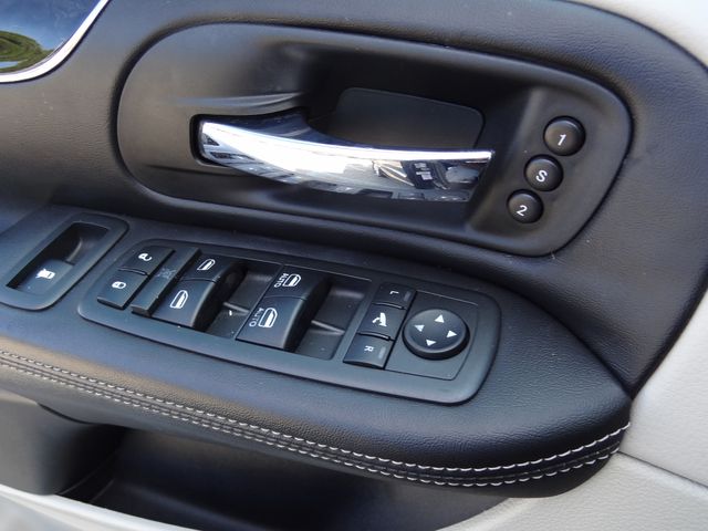 Thumbnail: 2013 Chrysler Town & Country - 27