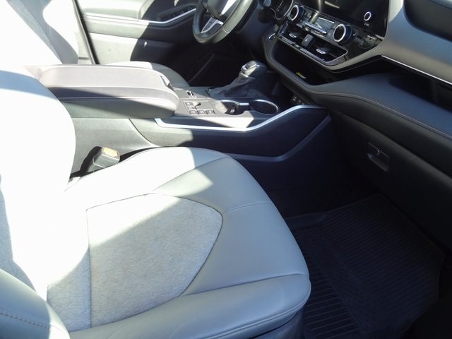 Thumbnail: 2023 Toyota Highlander - 25