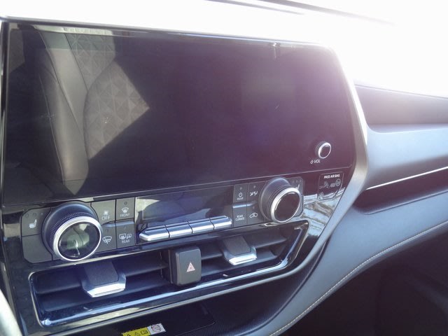 Thumbnail: 2023 Toyota Highlander - 12