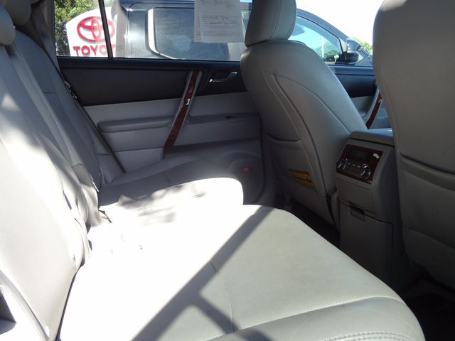 Thumbnail: 2013 Toyota Highlander - 23