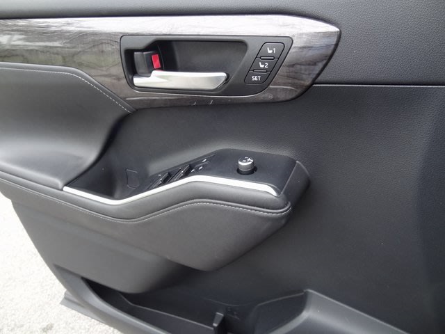 Thumbnail: 2020 Toyota Highlander - 28