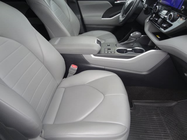 Thumbnail: 2023 Toyota Highlander - 21