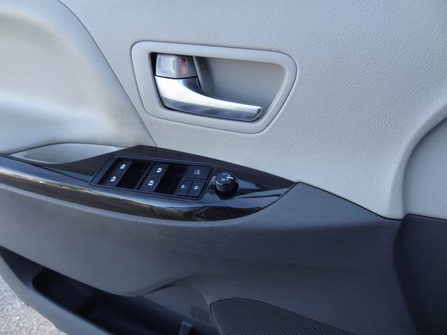 Thumbnail: 2016 Toyota Sienna - 24