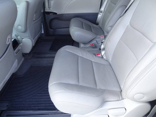 Thumbnail: 2016 Toyota Sienna - 9