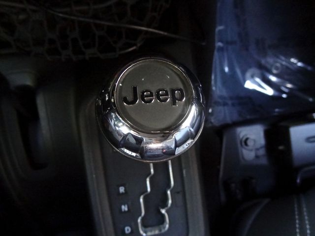 Thumbnail: 2015 Jeep Wrangler - 14