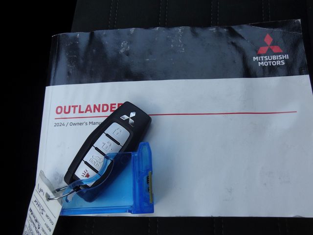 Thumbnail: 2024 Mitsubishi Outlander - 32