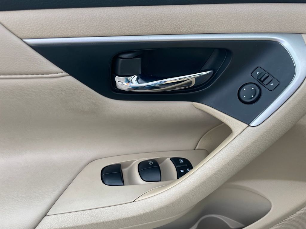 Thumbnail: 2015 Nissan Altima - 20