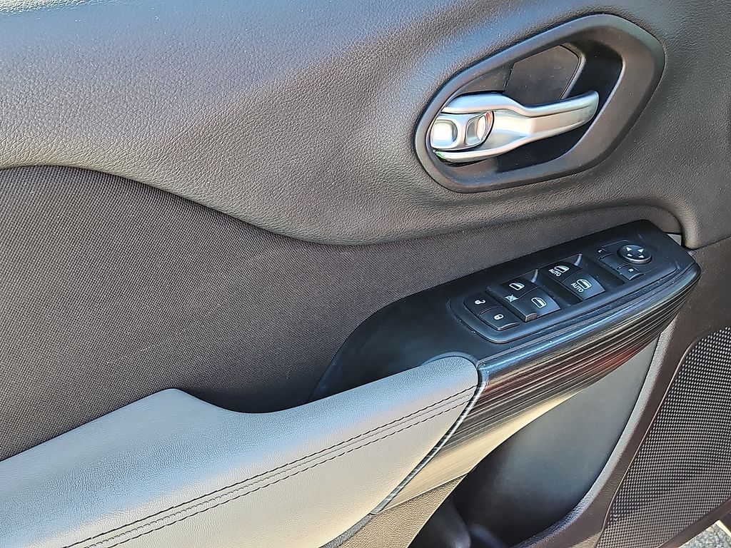 Thumbnail: 2014 Jeep Cherokee - 21