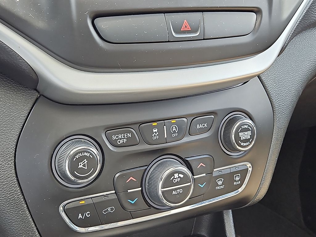 Thumbnail: 2015 Jeep Cherokee - 21