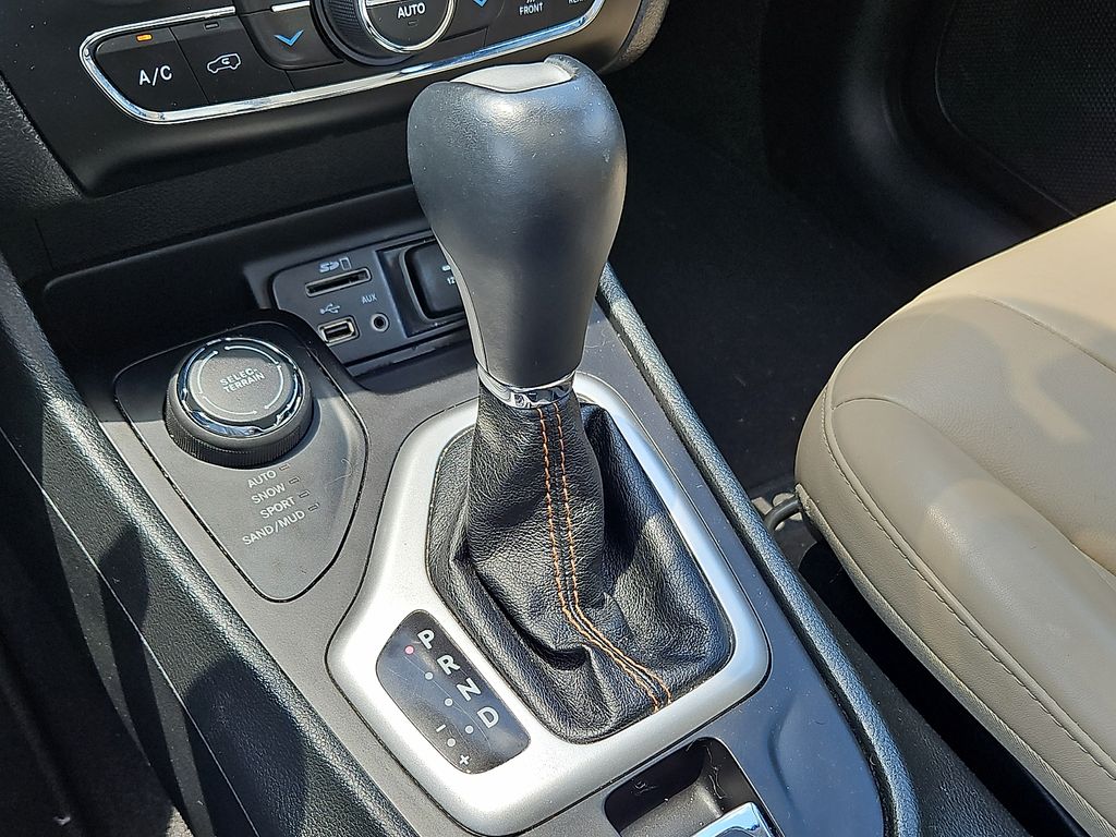 Thumbnail: 2015 Jeep Cherokee - 12