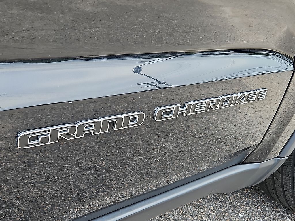 Thumbnail: 2017 Jeep Grand Cherokee - 32