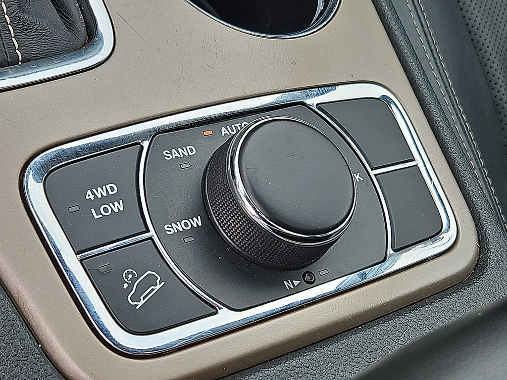 Thumbnail: 2017 Jeep Grand Cherokee - 30