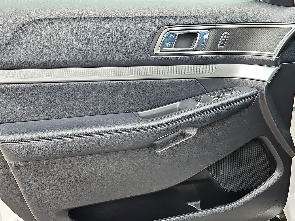 Thumbnail: 2016 Ford Explorer - 21
