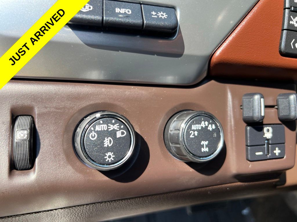 Thumbnail: 2017 Chevrolet Suburban - 20