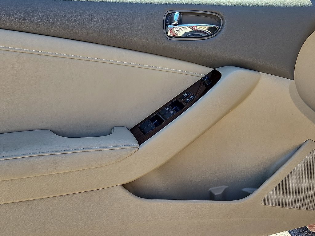 Thumbnail: 2010 Nissan Altima - 21