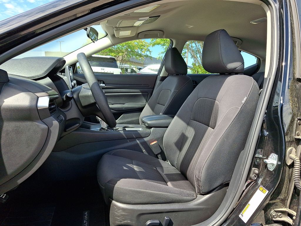 Thumbnail: 2025 Nissan Altima - 9