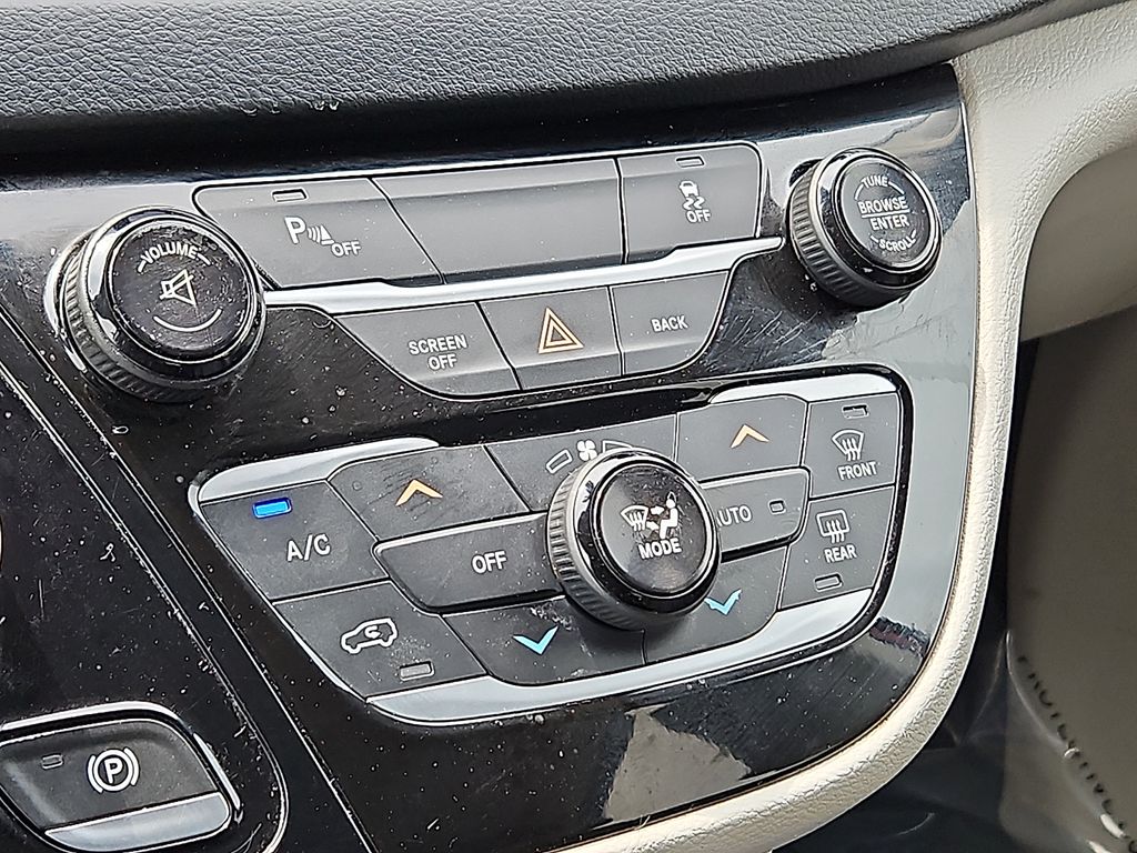 Thumbnail: 2017 Chrysler Pacifica - 22