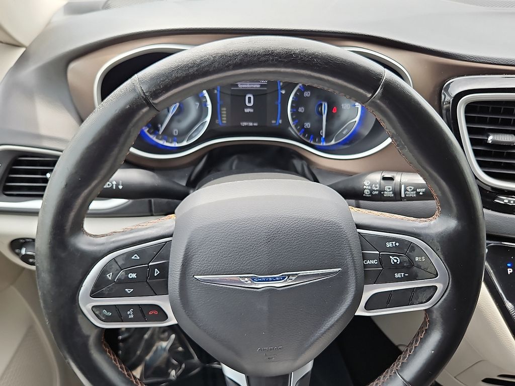 Thumbnail: 2017 Chrysler Pacifica - 9