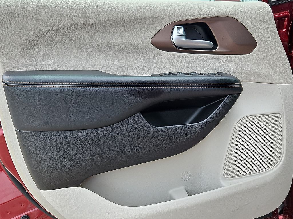 Thumbnail: 2017 Chrysler Pacifica - 21