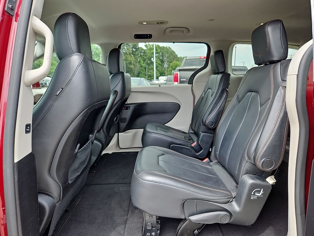 Thumbnail: 2017 Chrysler Pacifica - 11