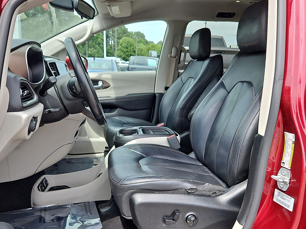 Thumbnail: 2017 Chrysler Pacifica - 10