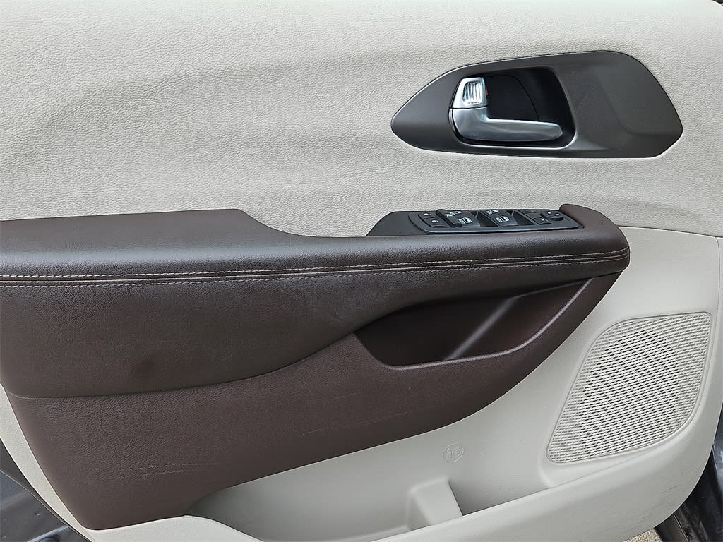 Thumbnail: 2019 Chrysler Pacifica - 21