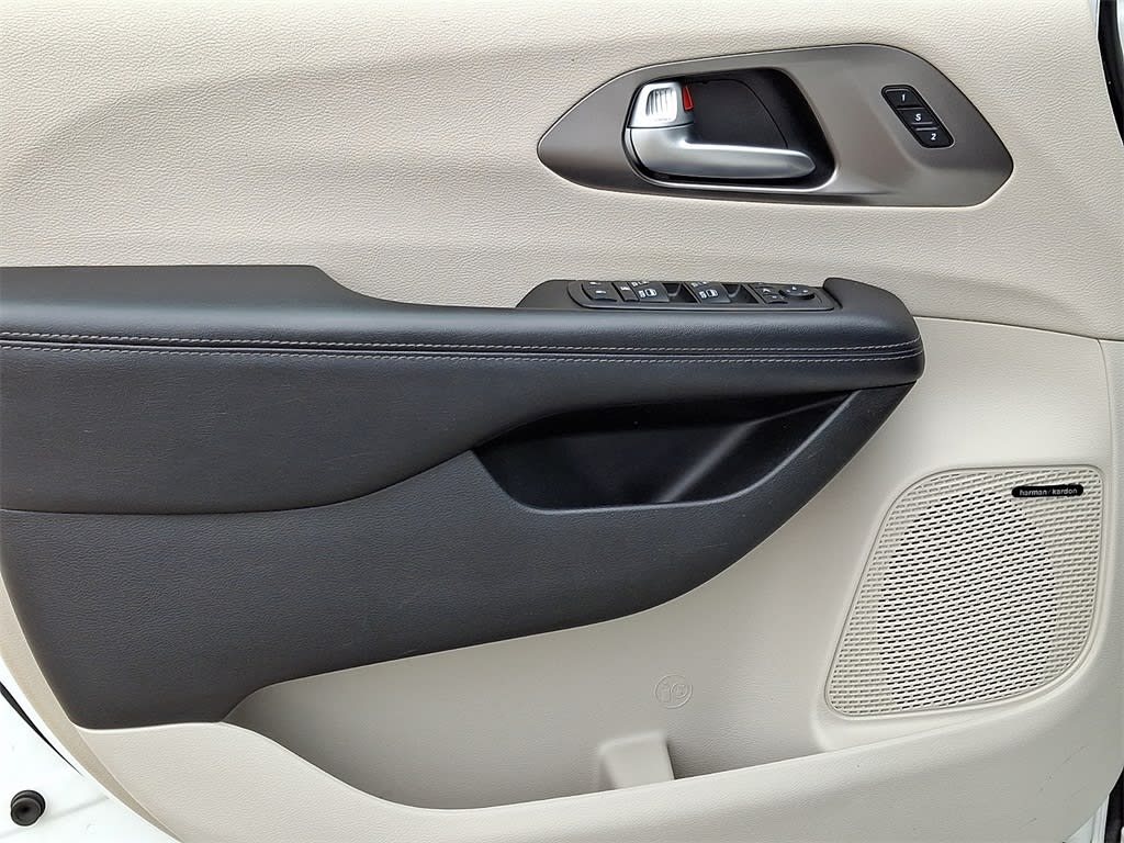 Thumbnail: 2018 Chrysler Pacifica - 21