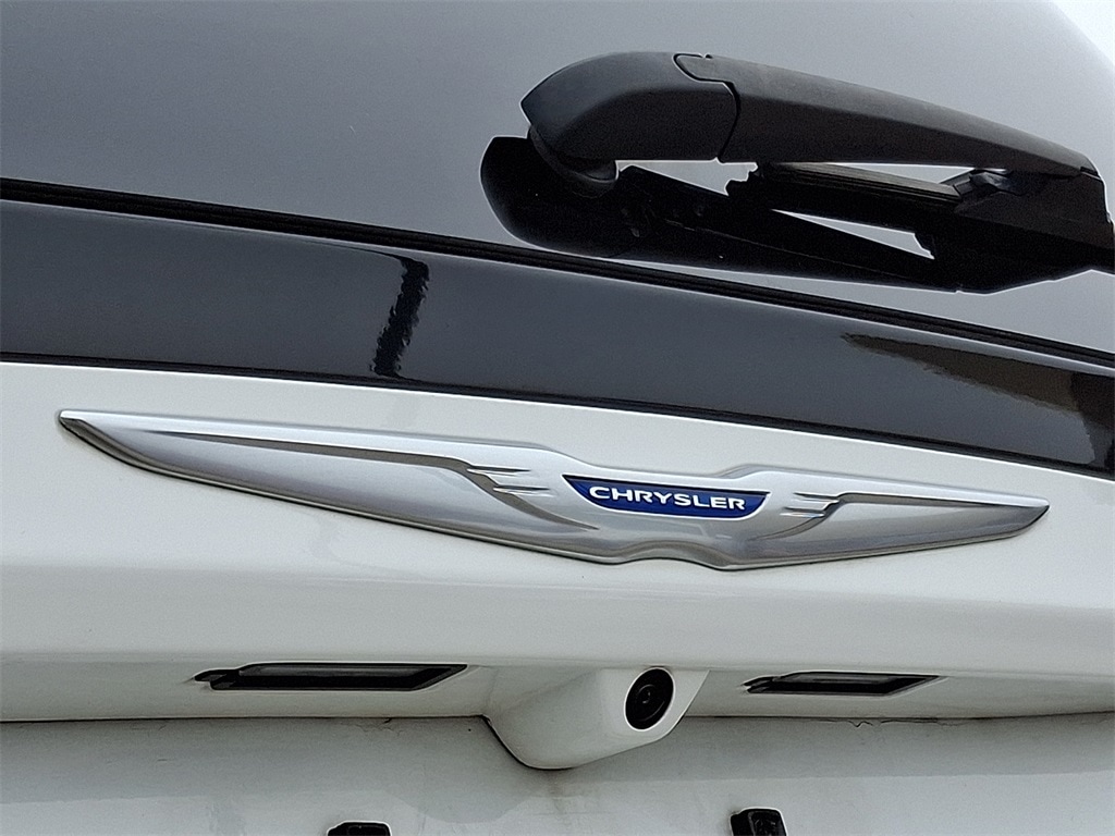 Thumbnail: 2018 Chrysler Pacifica - 32