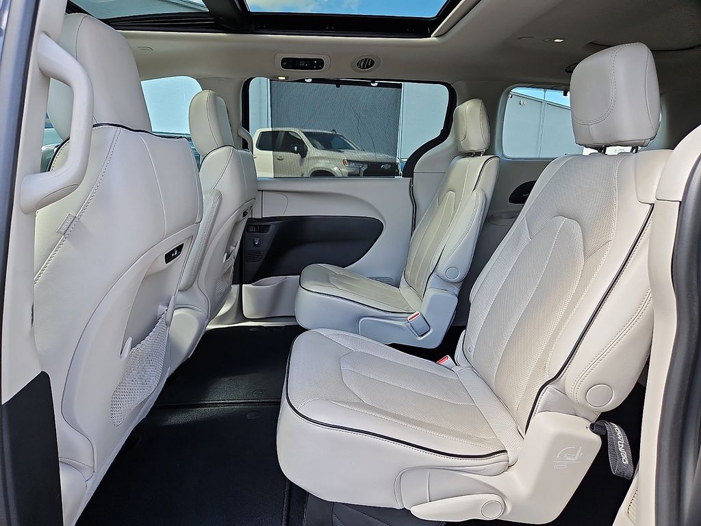 Thumbnail: 2021 Chrysler Pacifica - 9
