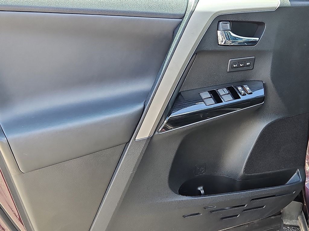 Thumbnail: 2016 Toyota RAV4 - 21