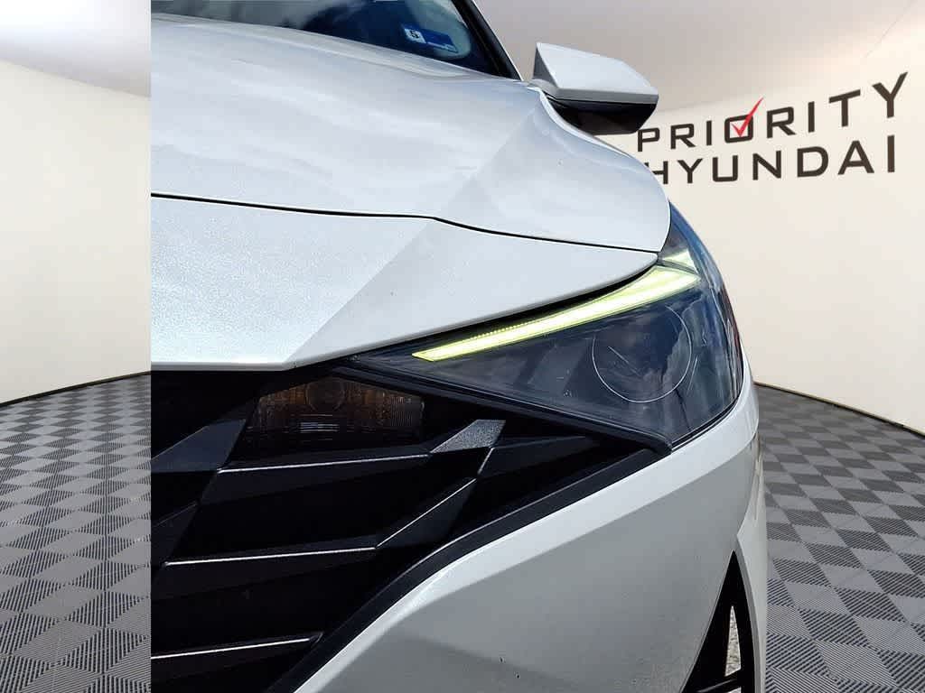 Thumbnail: 2022 Hyundai Elantra - 22