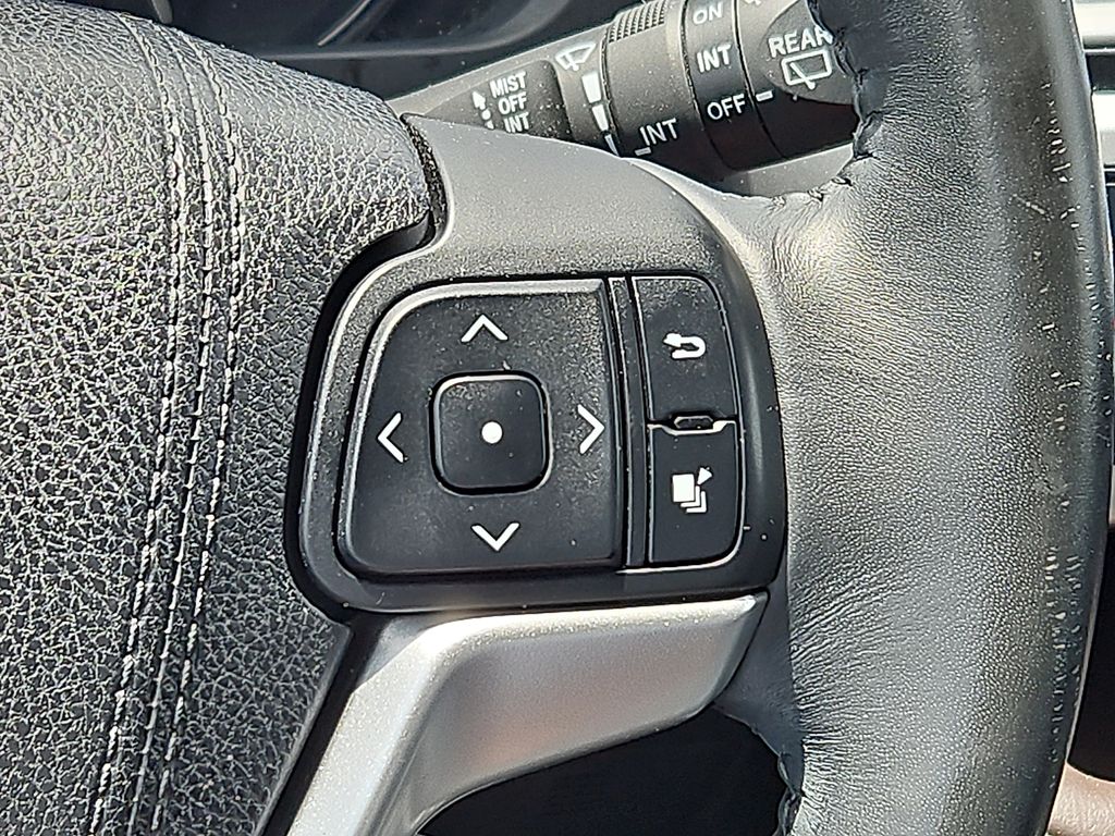 Thumbnail: 2015 Toyota Highlander - 24