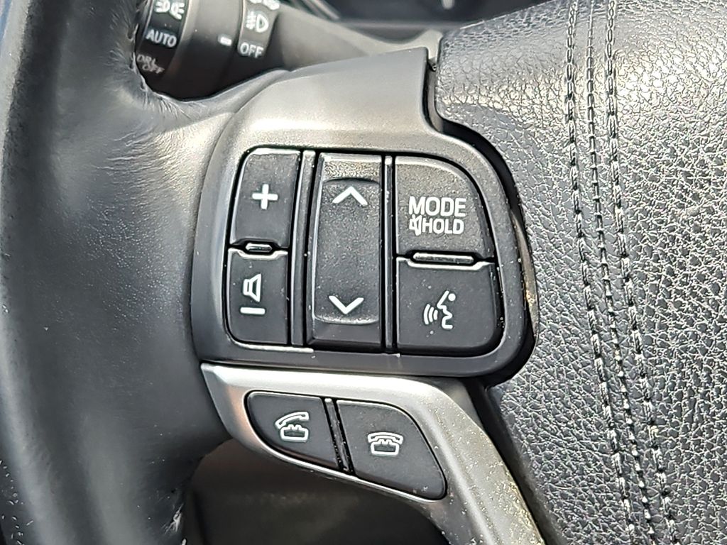 Thumbnail: 2015 Toyota Highlander - 23