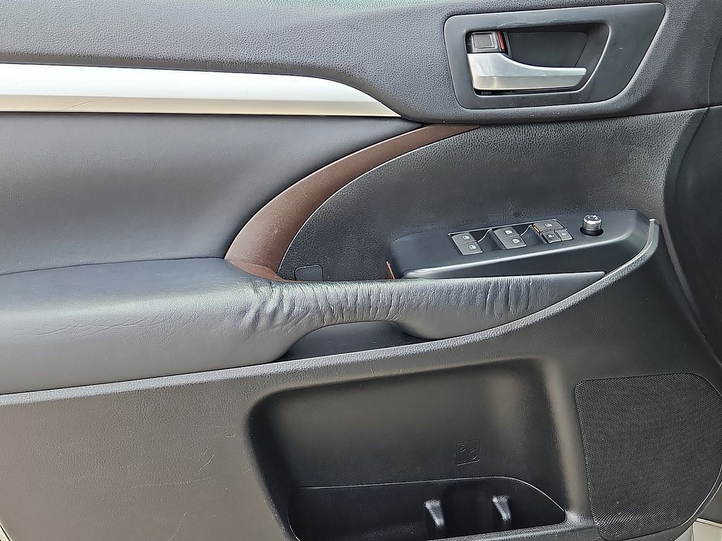 Thumbnail: 2015 Toyota Highlander - 17