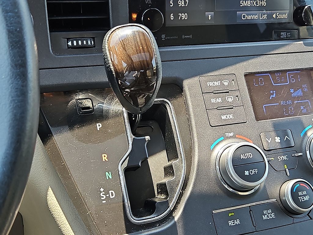 Thumbnail: 2016 Toyota Sienna - 13
