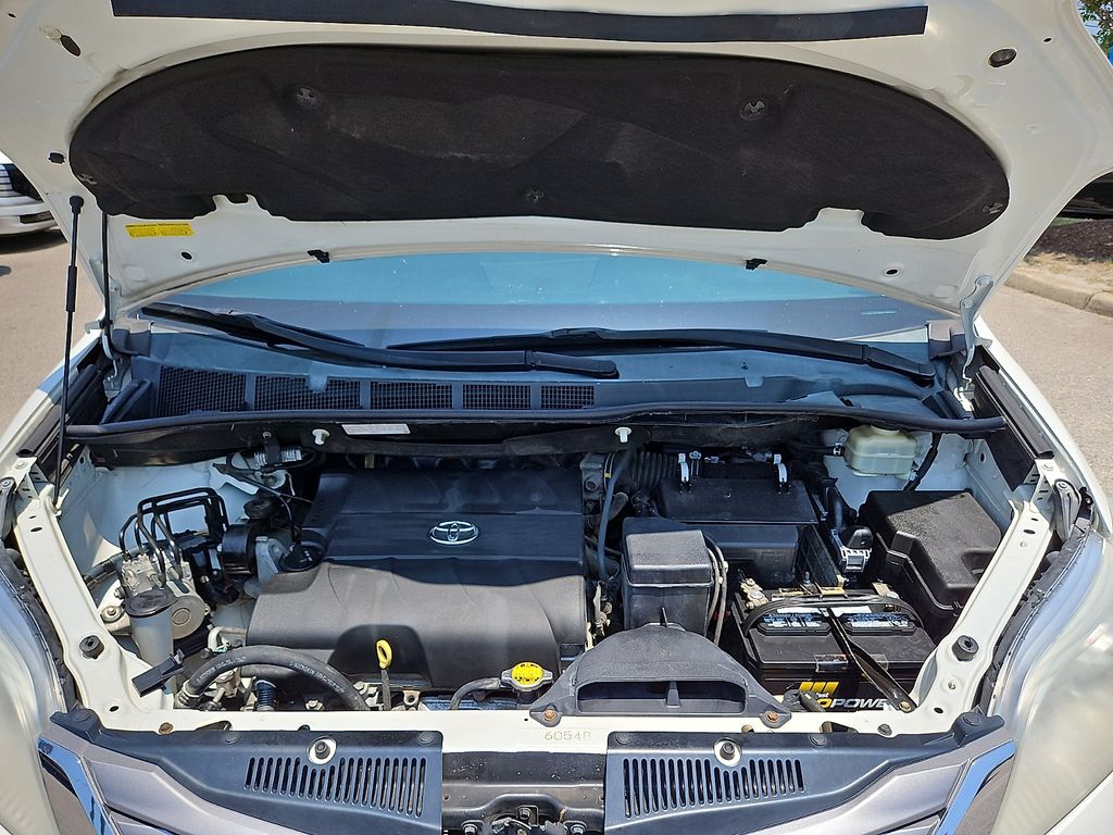 Thumbnail: 2016 Toyota Sienna - 8