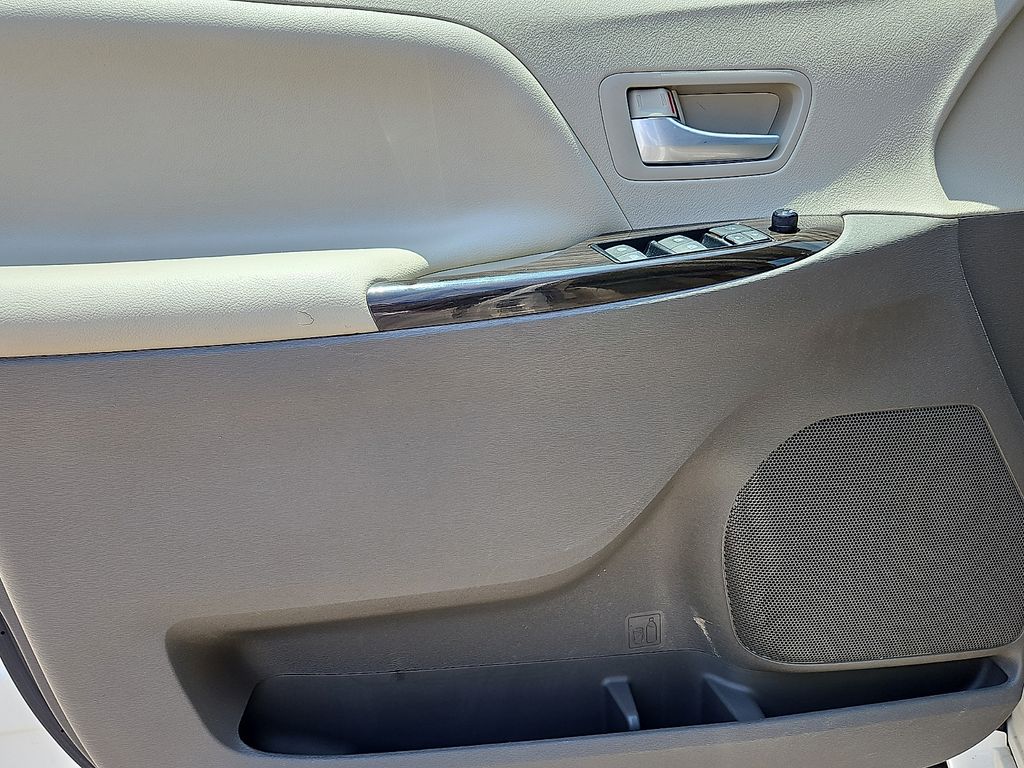 Thumbnail: 2016 Toyota Sienna - 20