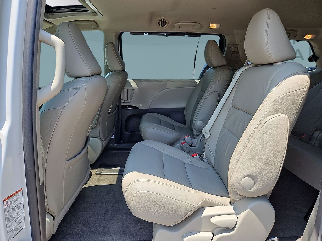 Thumbnail: 2016 Toyota Sienna - 11
