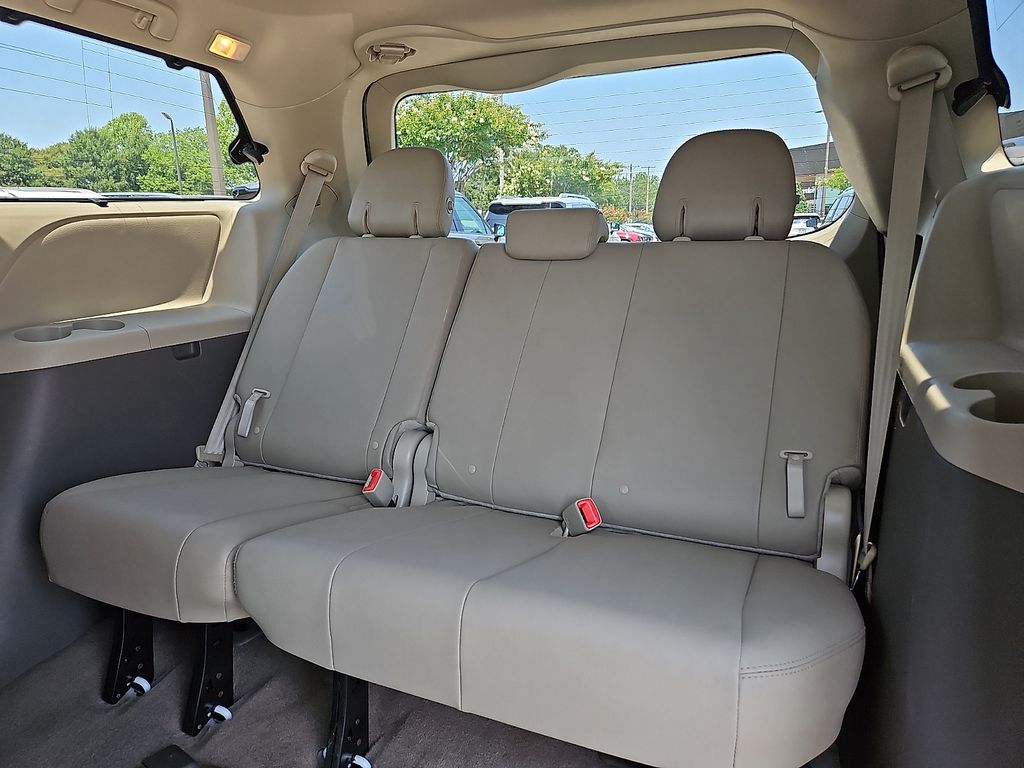 Thumbnail: 2016 Toyota Sienna - 19