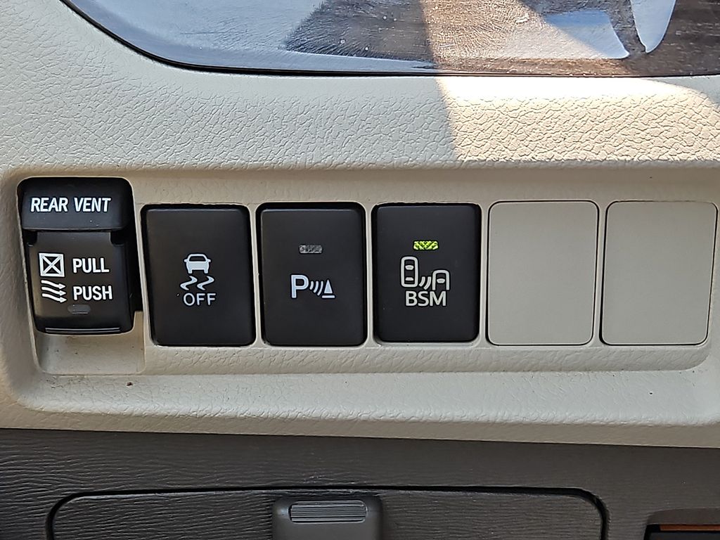 Thumbnail: 2016 Toyota Sienna - 28